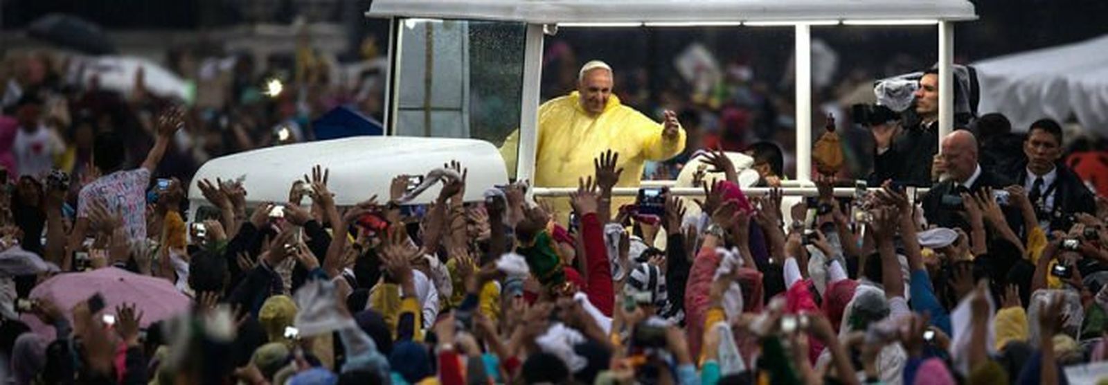 Francisco, entre la multitud en Manila