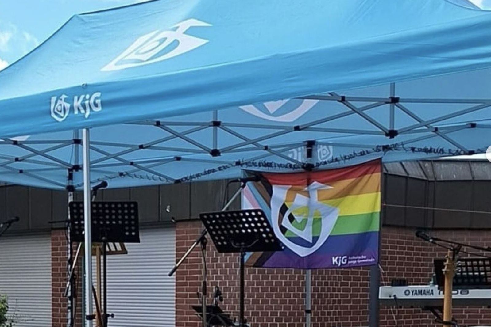La bandera arcoíris en la carpa del festival católico