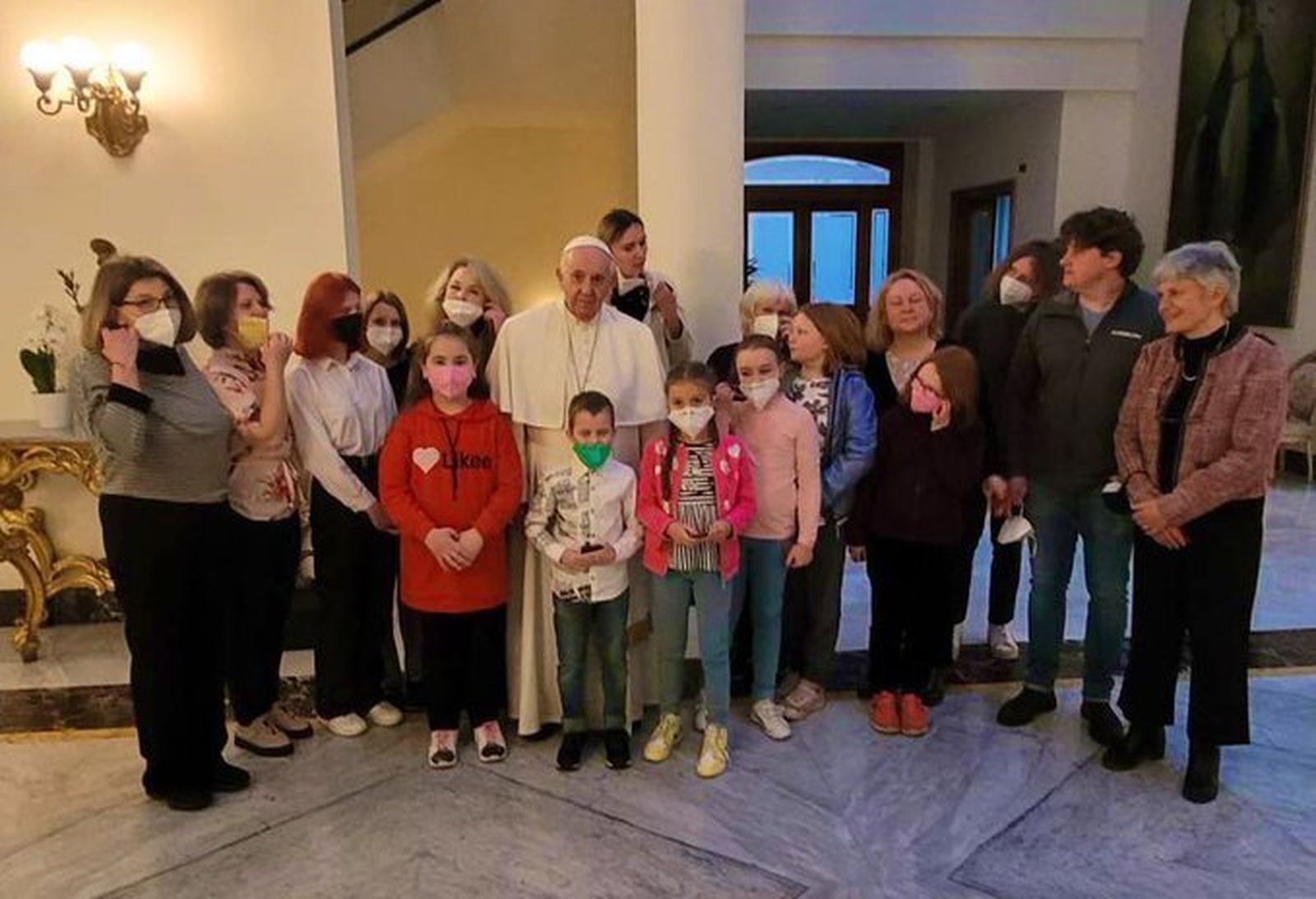 Francisco visita a refugiados ucranianos acogidos por el Vaticano antes de partir hacia Malta