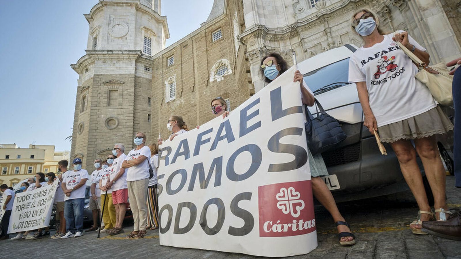 Más de un centenar de fieles protestan por el cese de Rafael Vez frente a la catedral de Cádiz