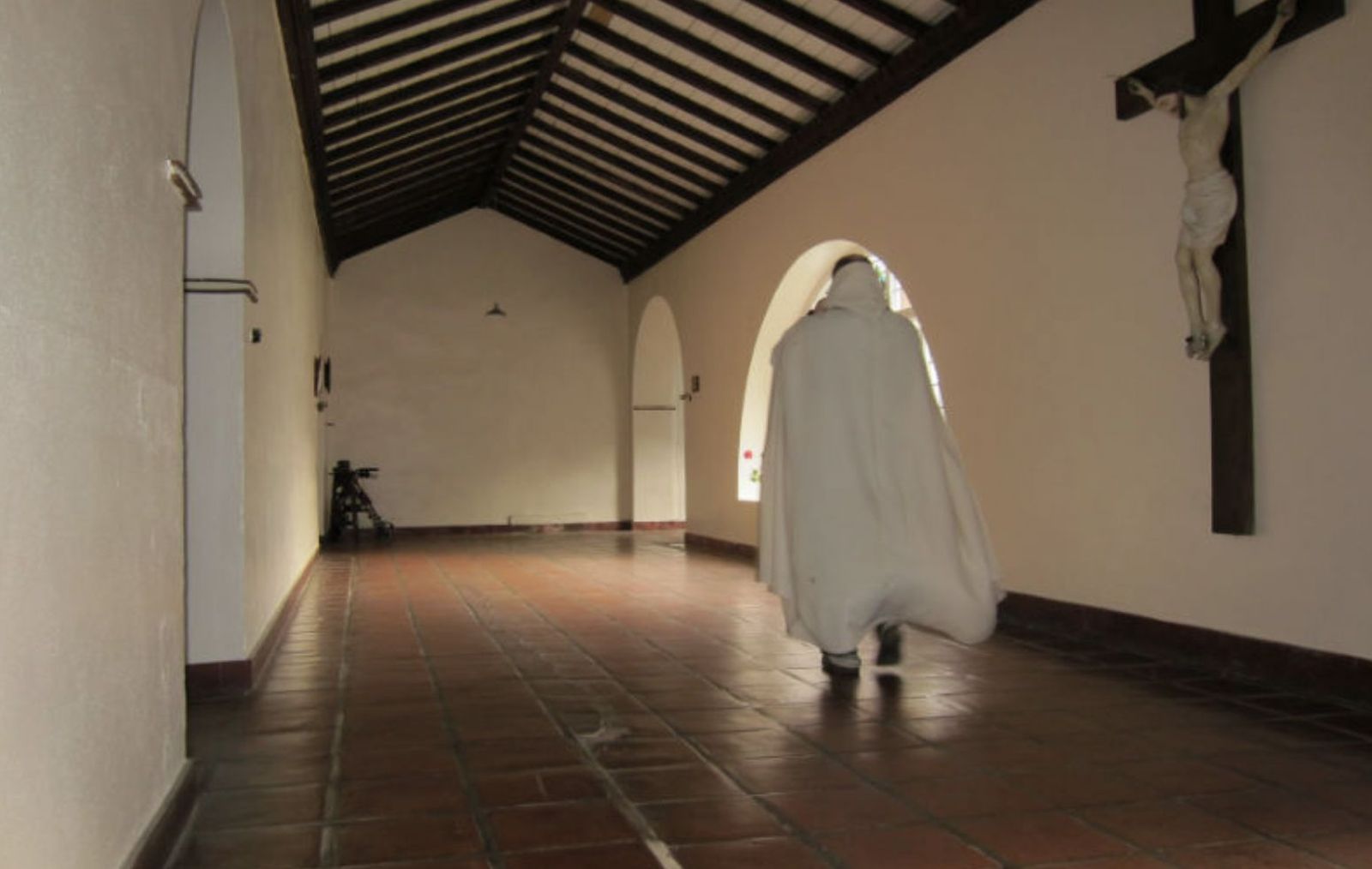 Un monje en la abadía de Caldey, en Gales