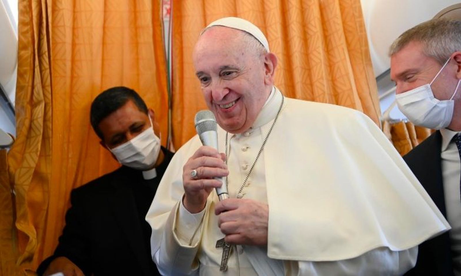 El Papa saluda a los periodistas durante el vuelo