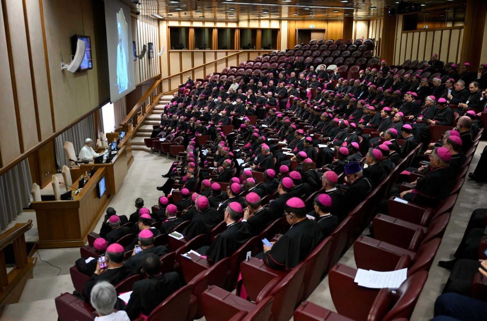 León XIV, con los nuevos obispos