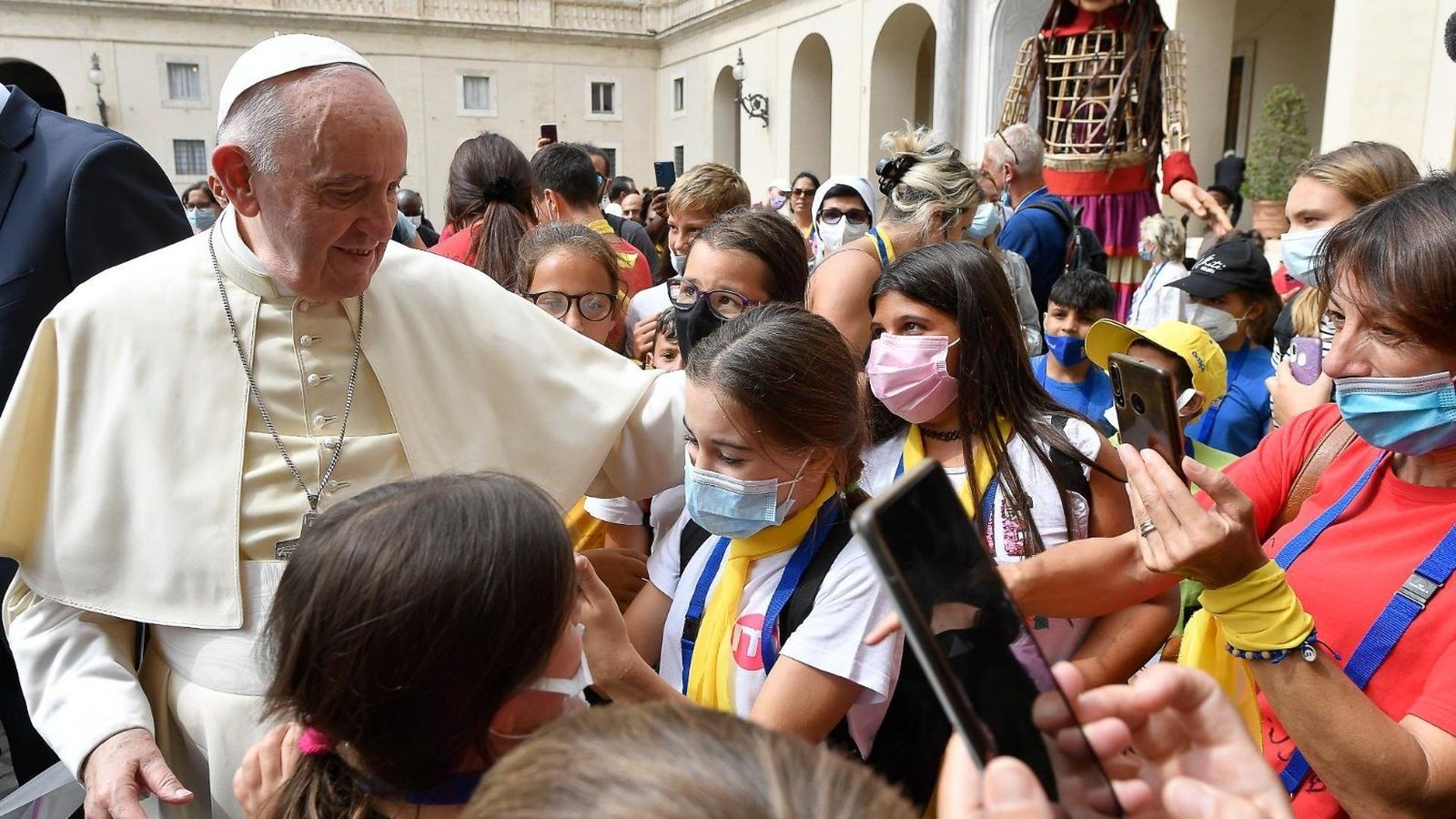 El Santo Padre abraza a los niños de la Marcha de Bienvenida "Apri"