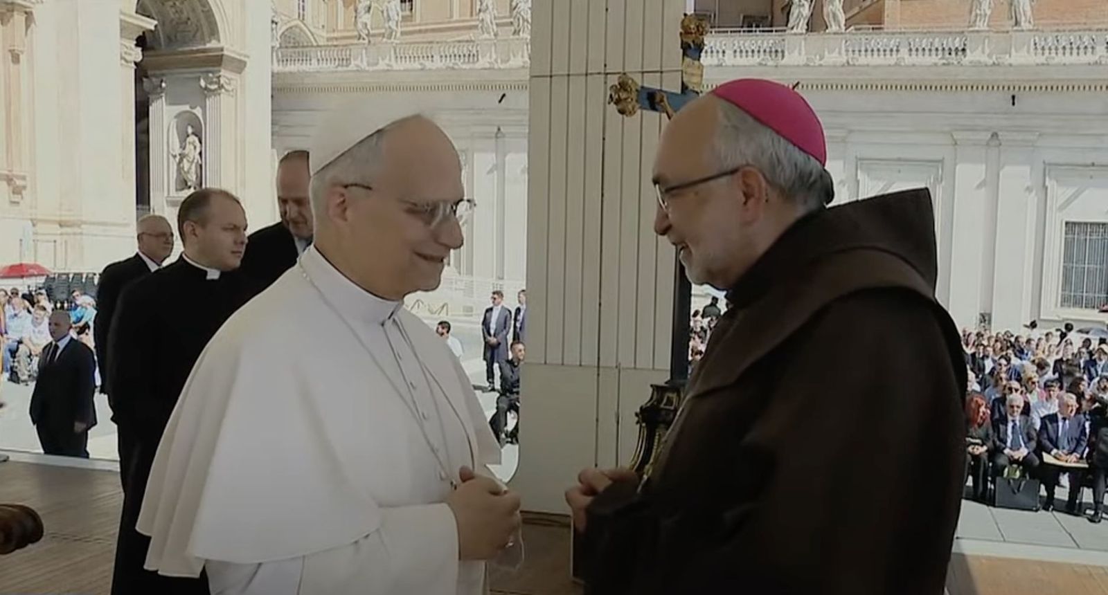 El Papa saluda a monseñor Sanz