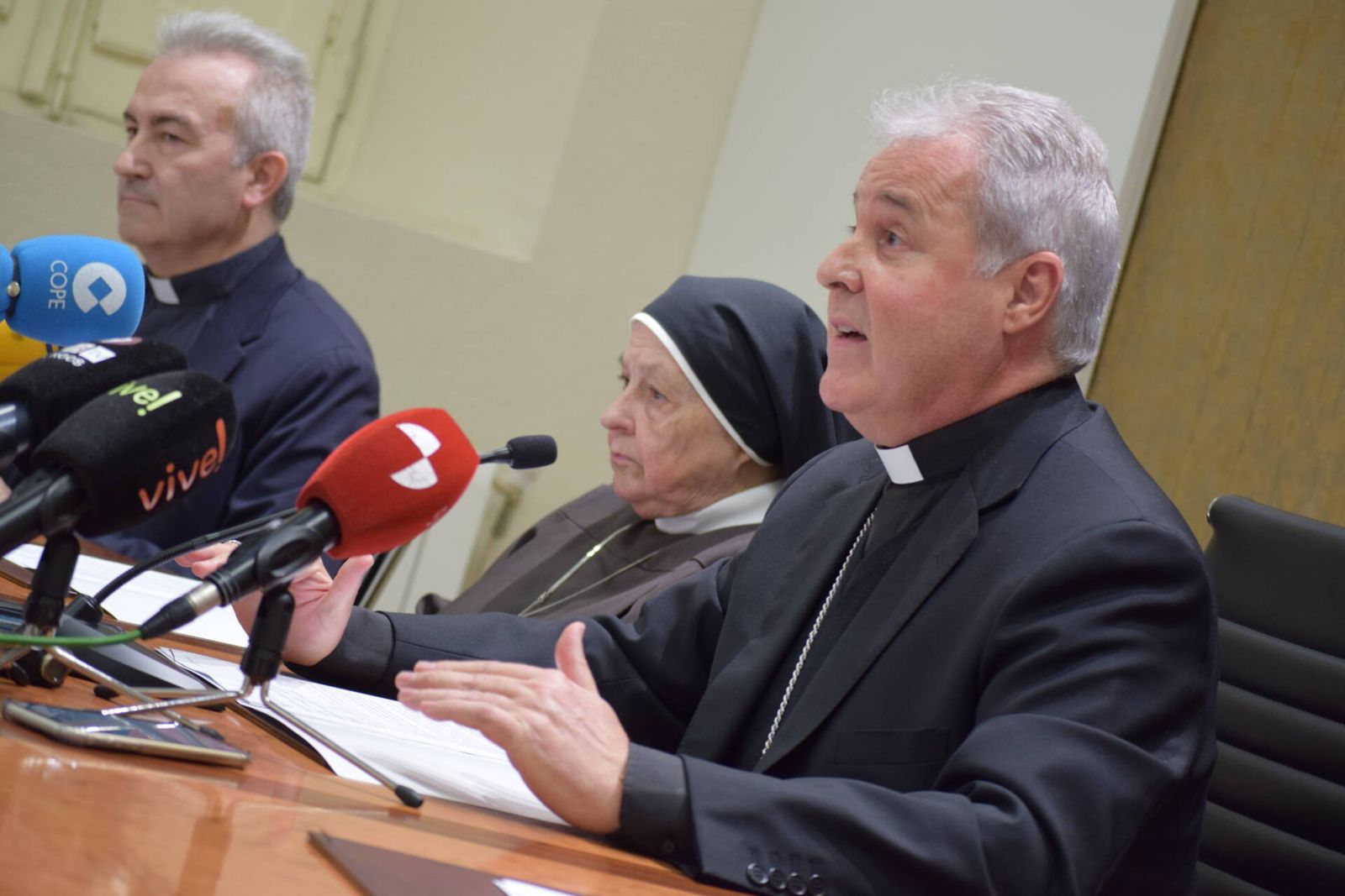 La madre Javier, junto al obispo Iceta