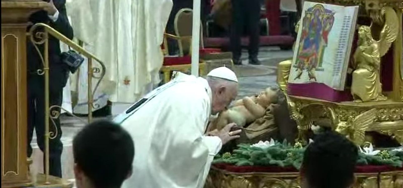 El Papa besa al Niño Jesús