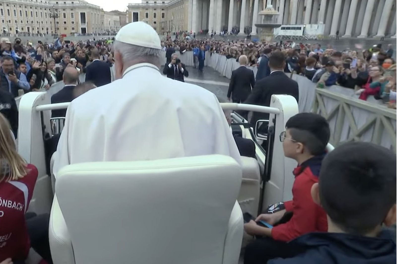 El Papa, rodeado de niños, en su traslado en el papamóvil por la plaza de san Pedro