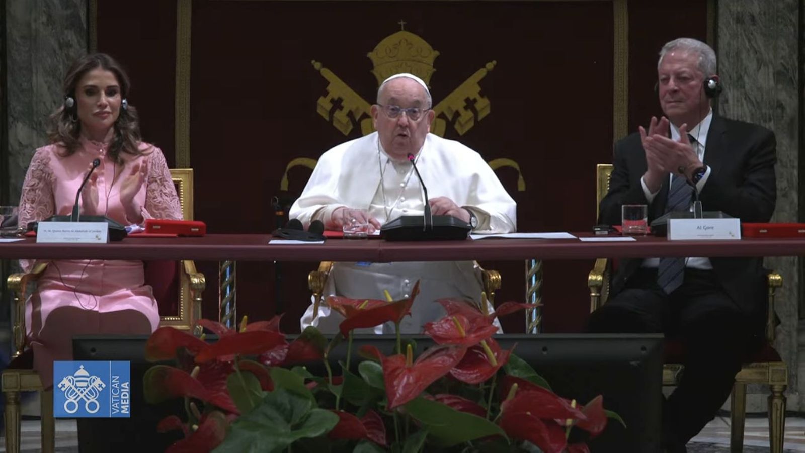 La reina Rania de Jordaânia y Al Gore aplauden al Papa