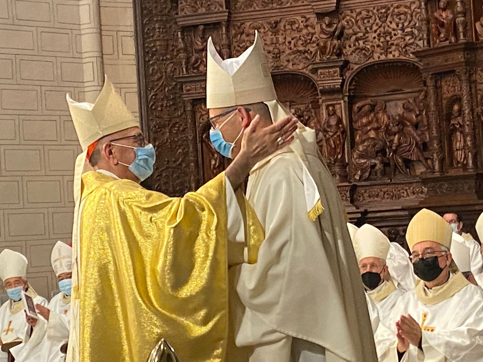 Omella abraza a Satué tras su ordenación episcopal