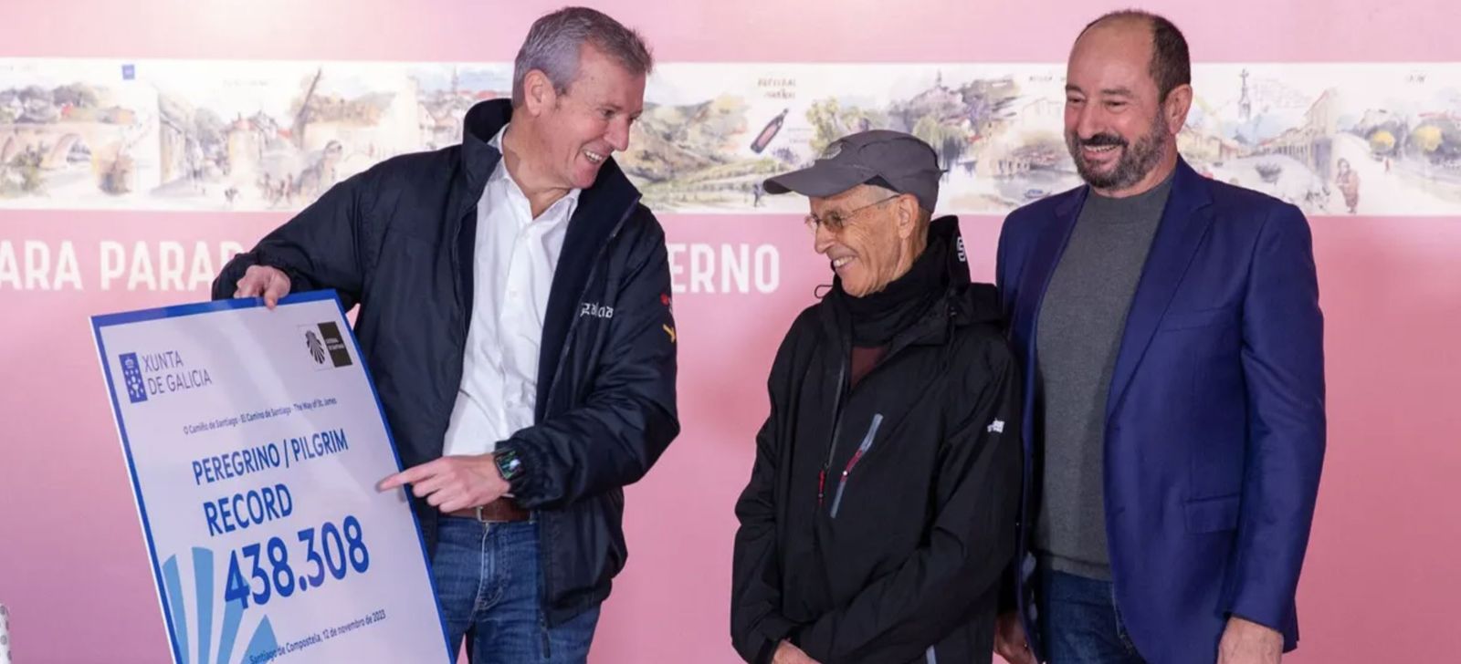 Alfonso Rueda, presidente de la Xunta, con el peregrino del récord