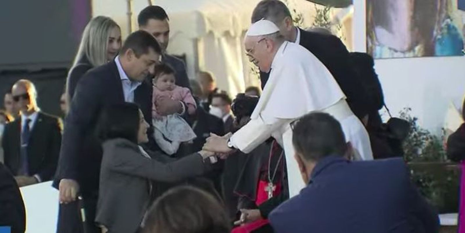 Francisco saluda a una de las familias que ofrecieron su testimonio