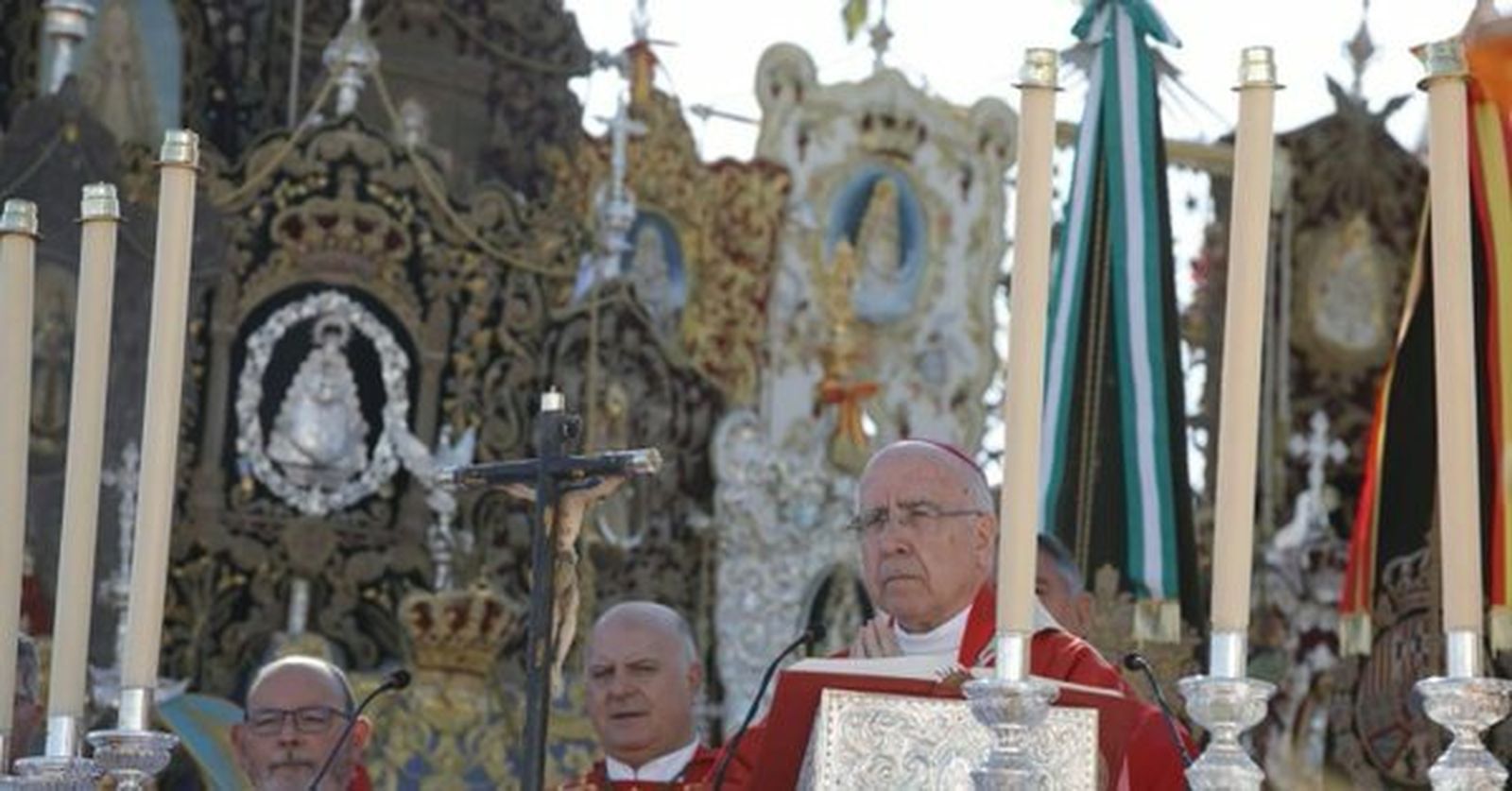 El obispo de Huelva José Vilaplana, hoy, en la Misa de Pentecostés en El Rocío