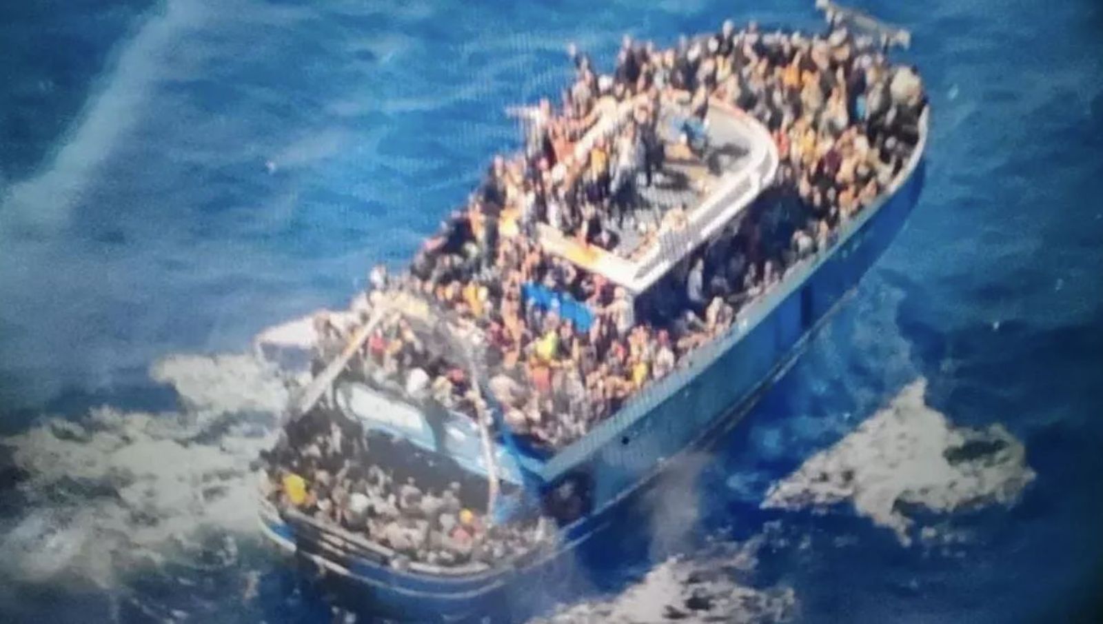 El barco de migrantes, antes de hundirse