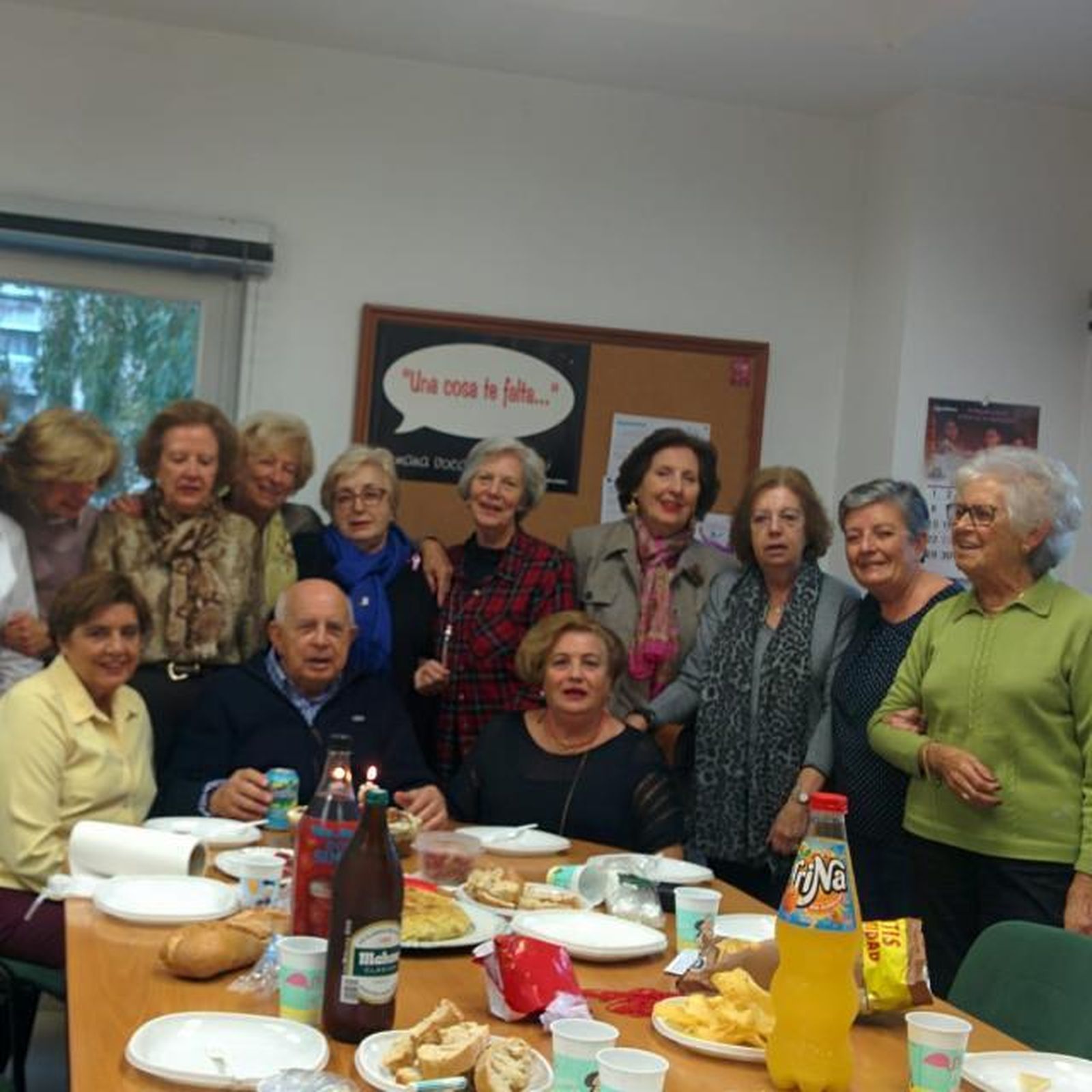 Padre Ángel Baños con sus feligresas