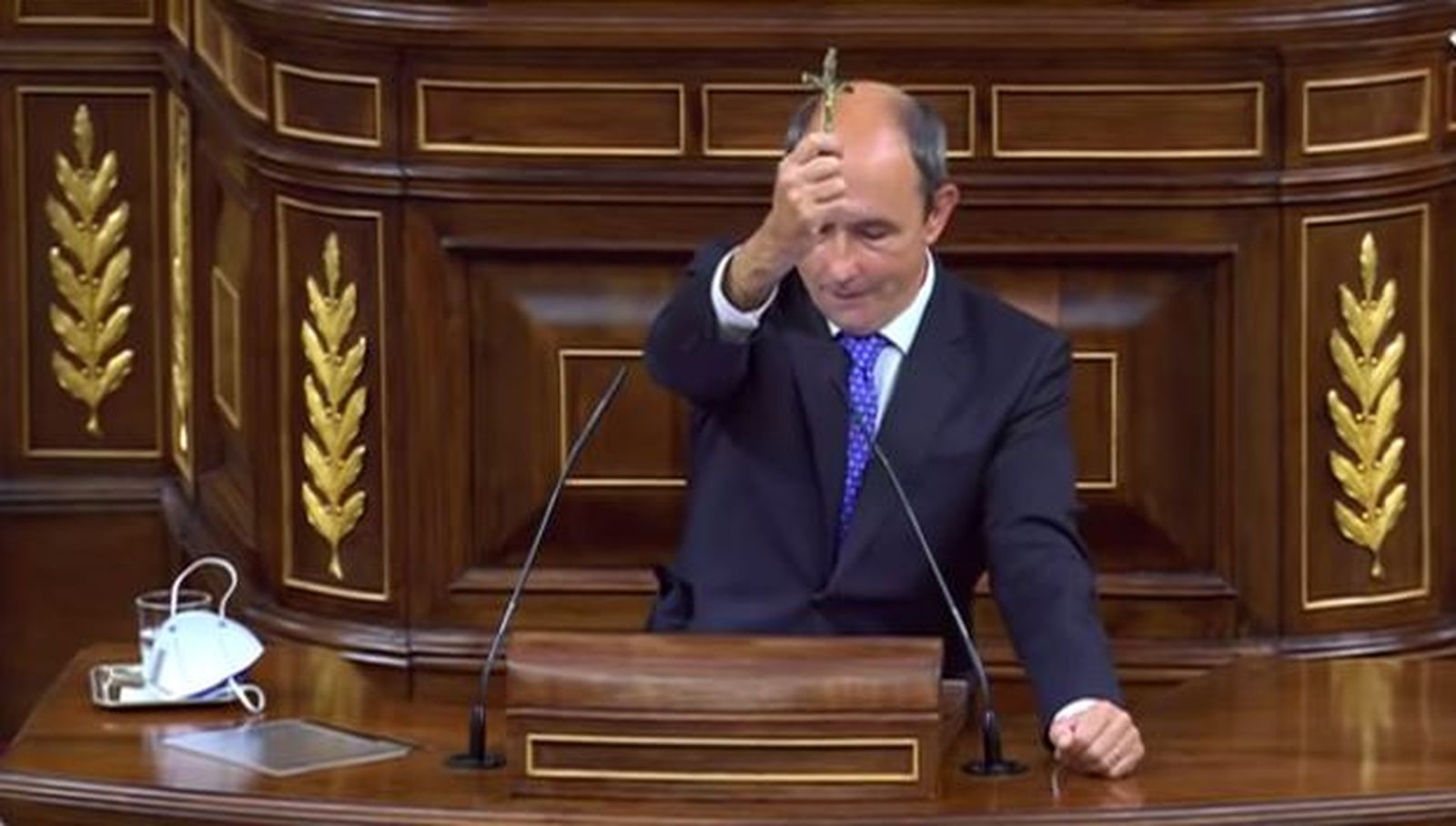 Francisco Contreras (VOX) muestra el crucifijo de su tío abuelo