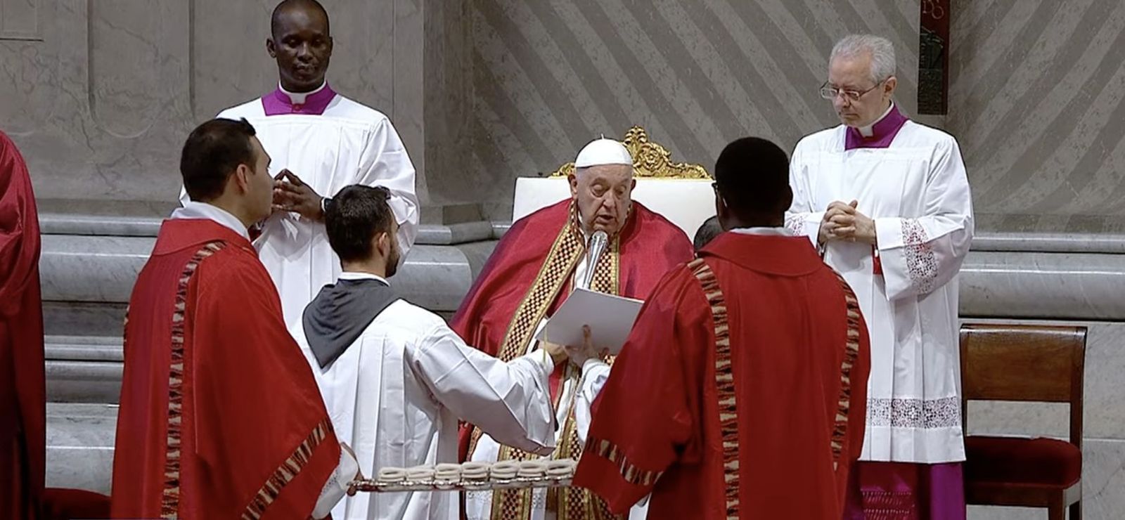 Francisco, bendiciendo los palios de los nuevos arzobispos