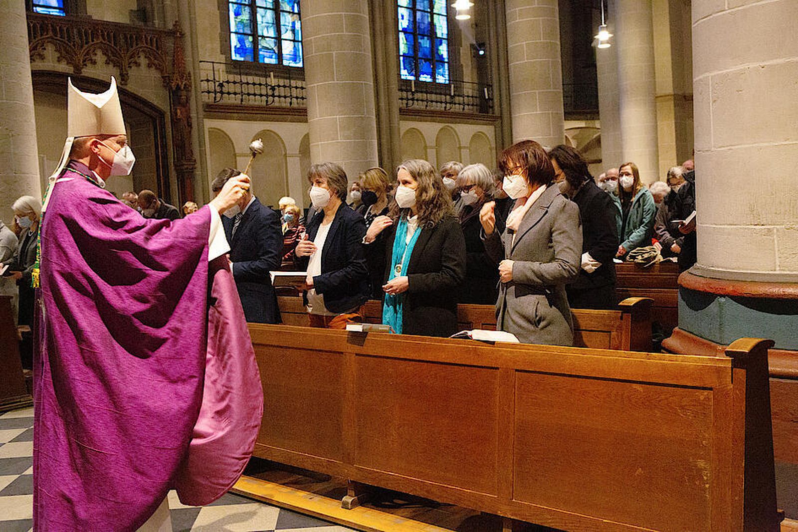 Franz-Josef Overbeck confiere a las mujeres la posibilidad de presidir bautismos