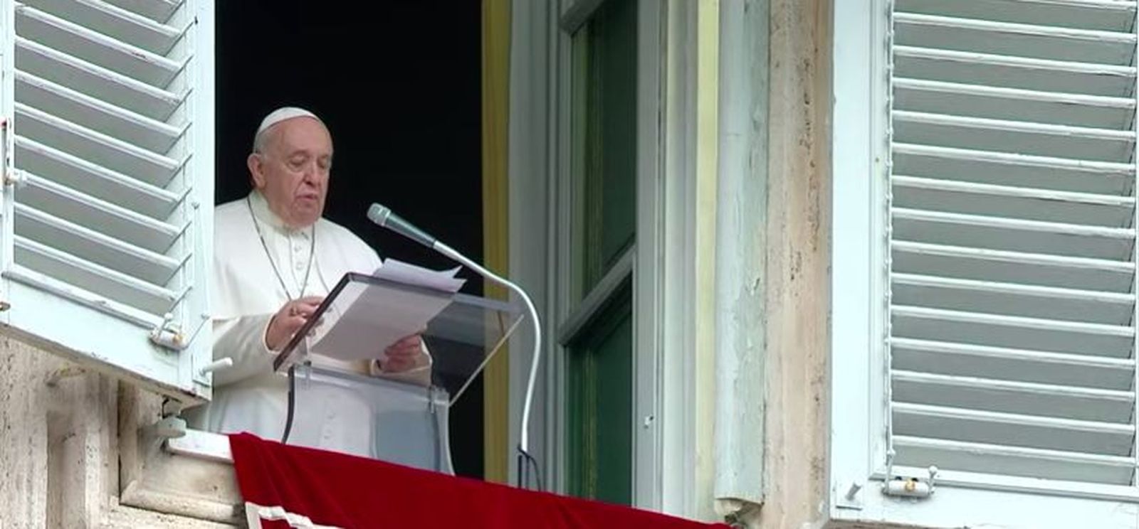 Francisco, durante el rezo del Angelus