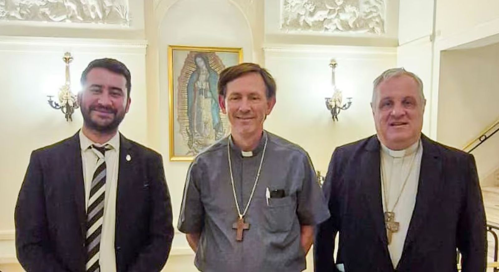 Nahuel Sotelo con monseñor Raúl Pizarro y el arzobispo Marcelo Colombo