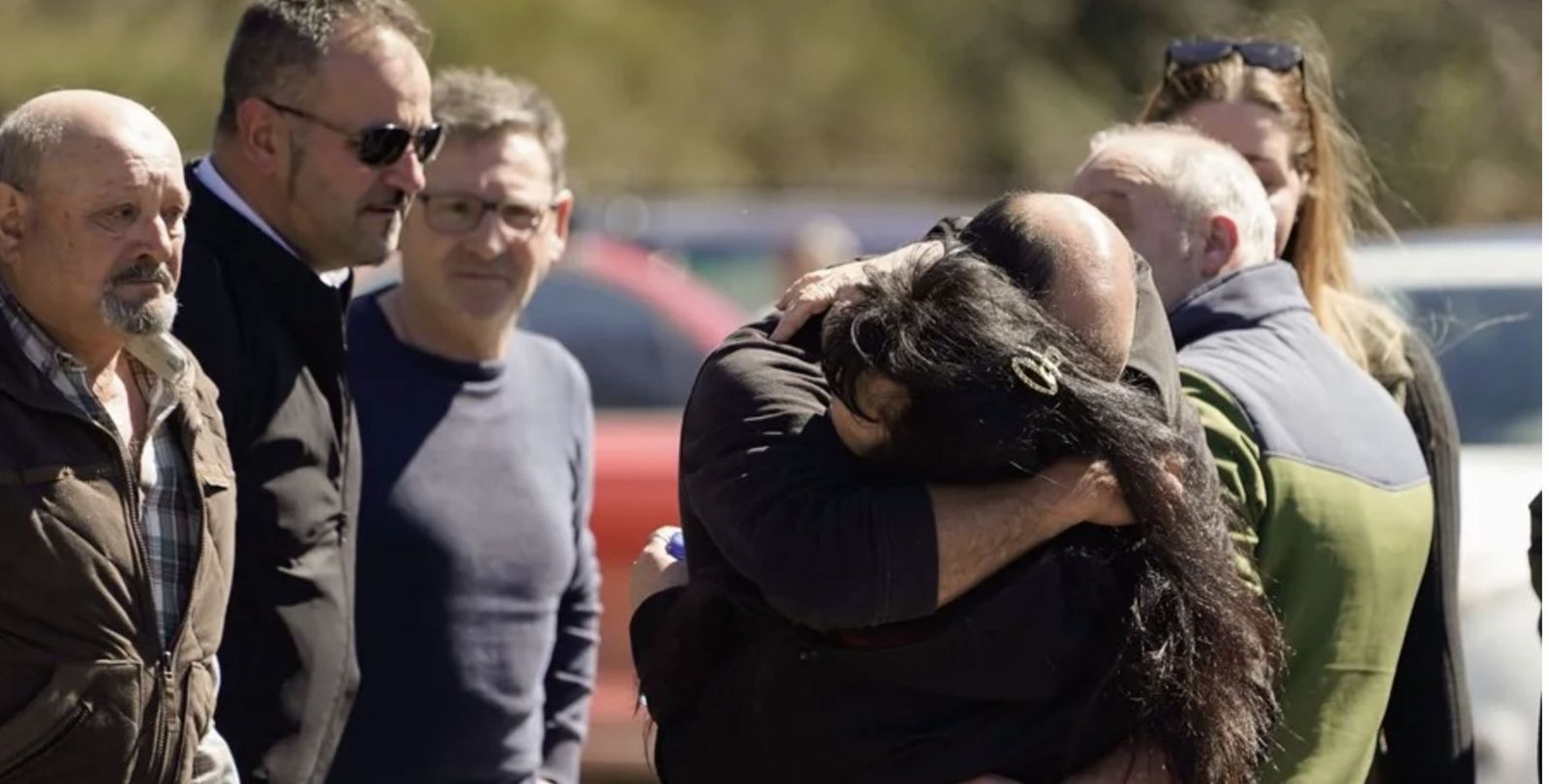Familiares de los mineros, abrazados