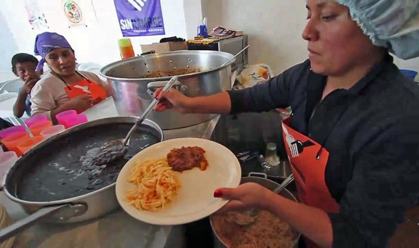 Mujeres cocinan para la comunidad hambrienta