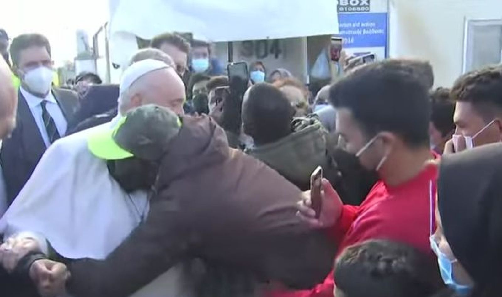 Un refugiado se abraza al Papa