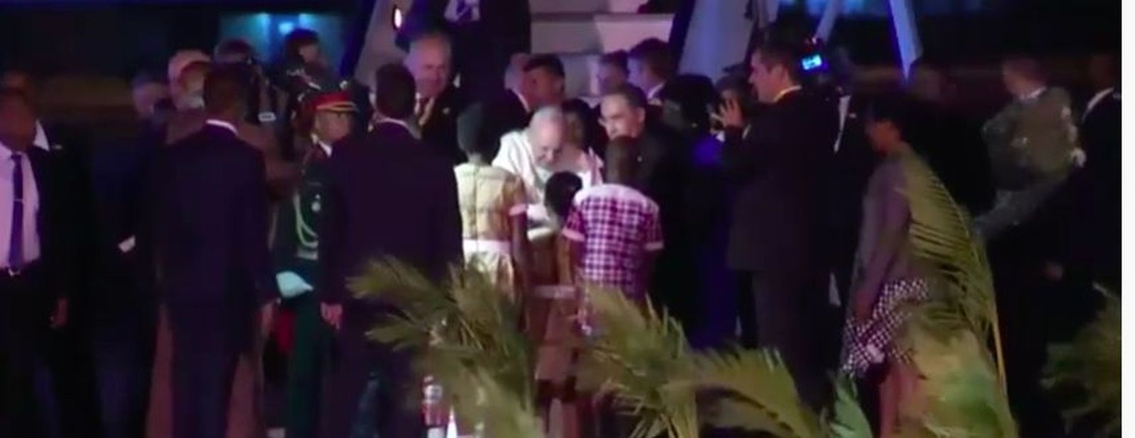 África recibe con tambores y danzas a Francisco, "el Papa de la paz"