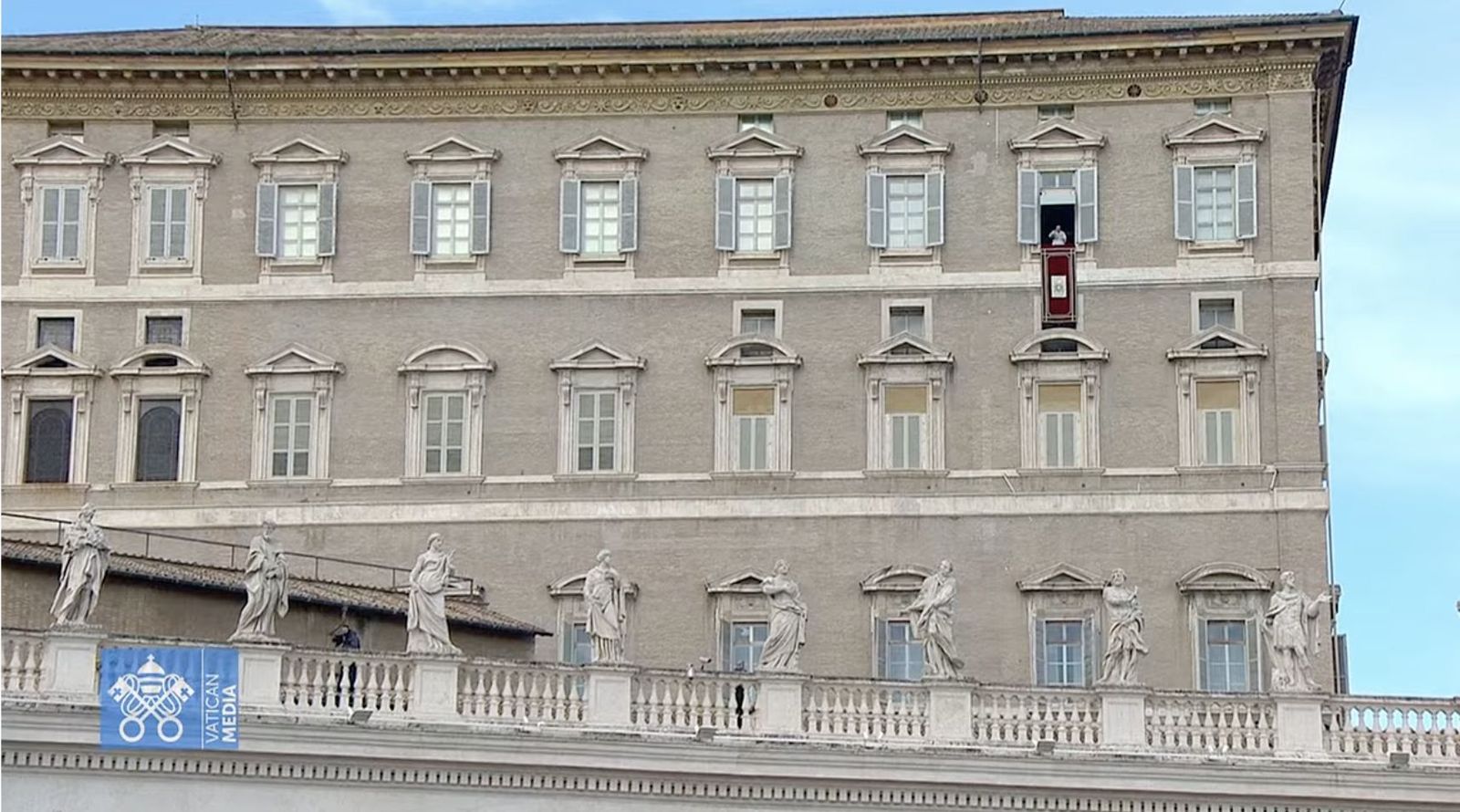 Francisco se asoma al balcón instantes antes del rezo del ángelus