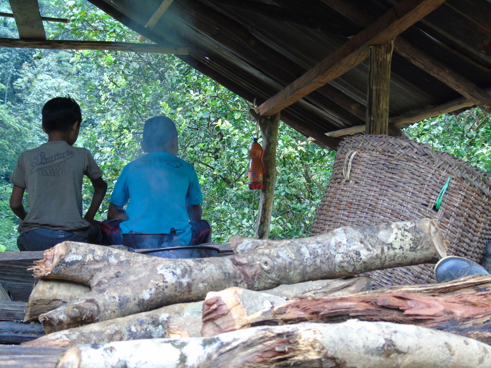 Niños embera en una comunidad bajo confinamiento