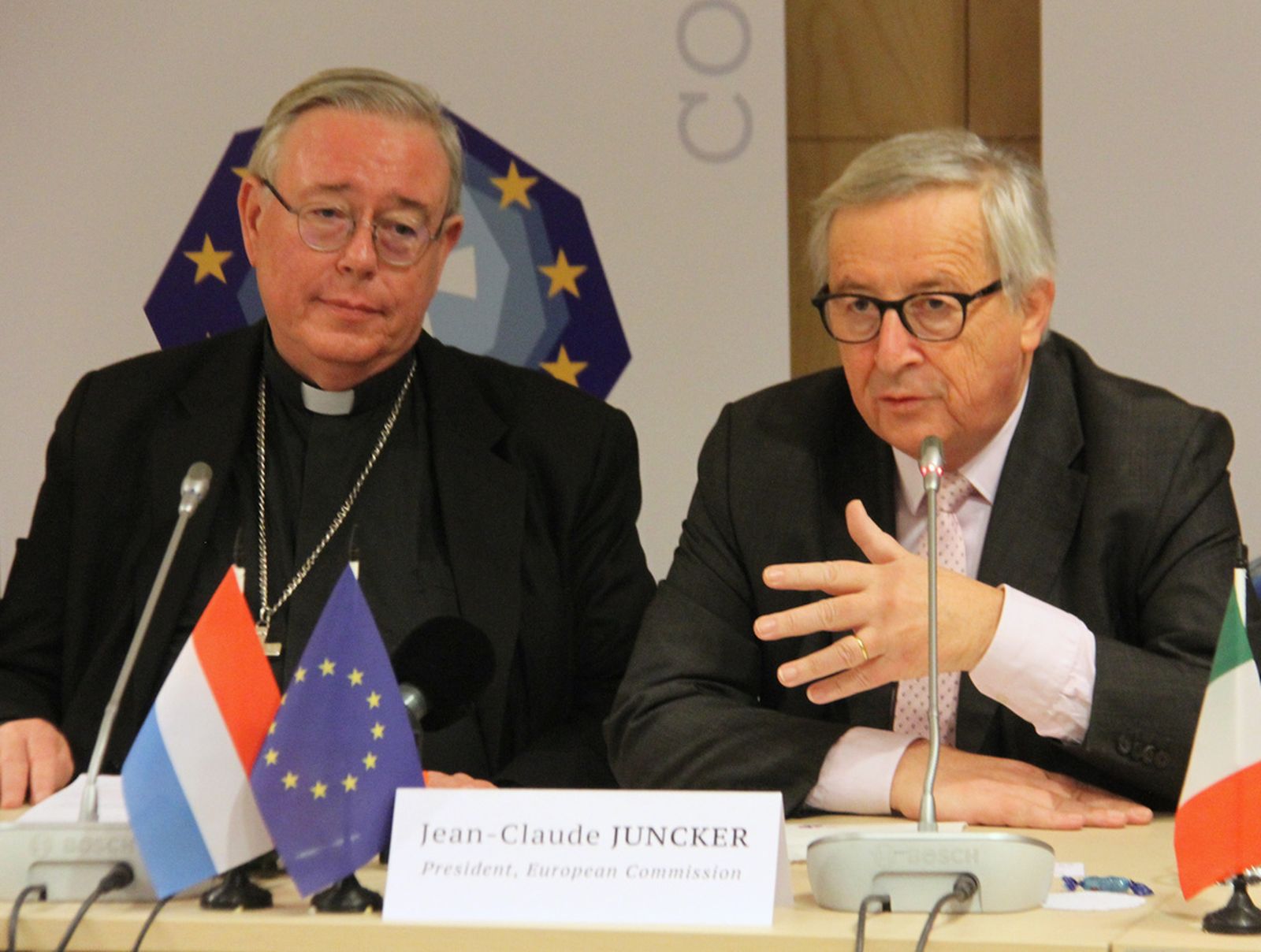 El Presidente de la Comisión Europea, Jean-Claude Juncker (d), con los obispos europeos