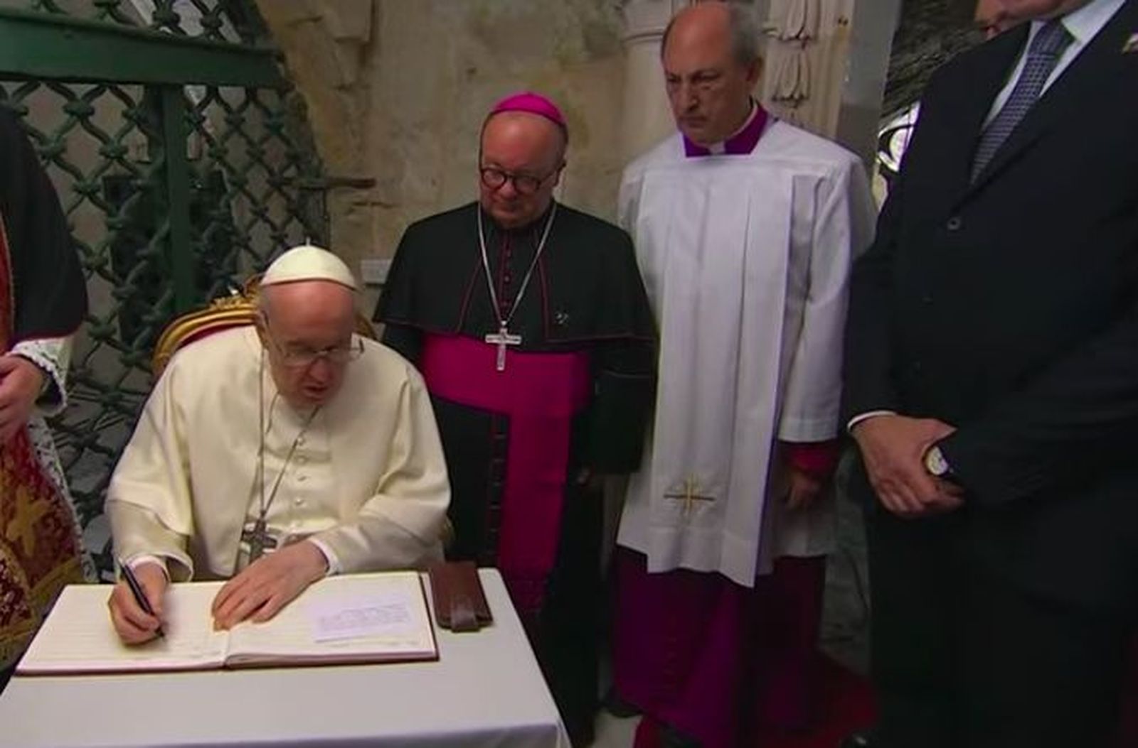 Francisco firma en el libro de Honor