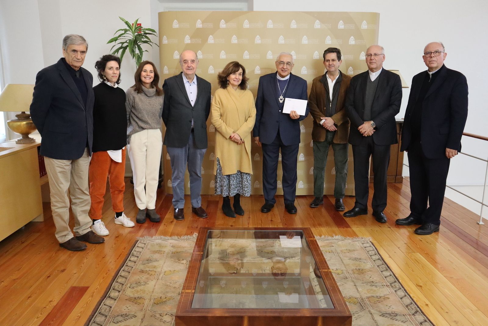 Los obispos de Portugal con la Comisión Independiente que realizó el estudio