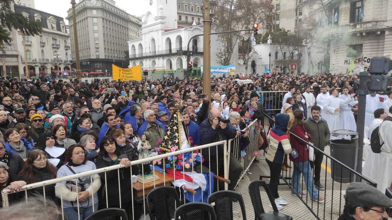 Los fieles, en la plaza de Mayo