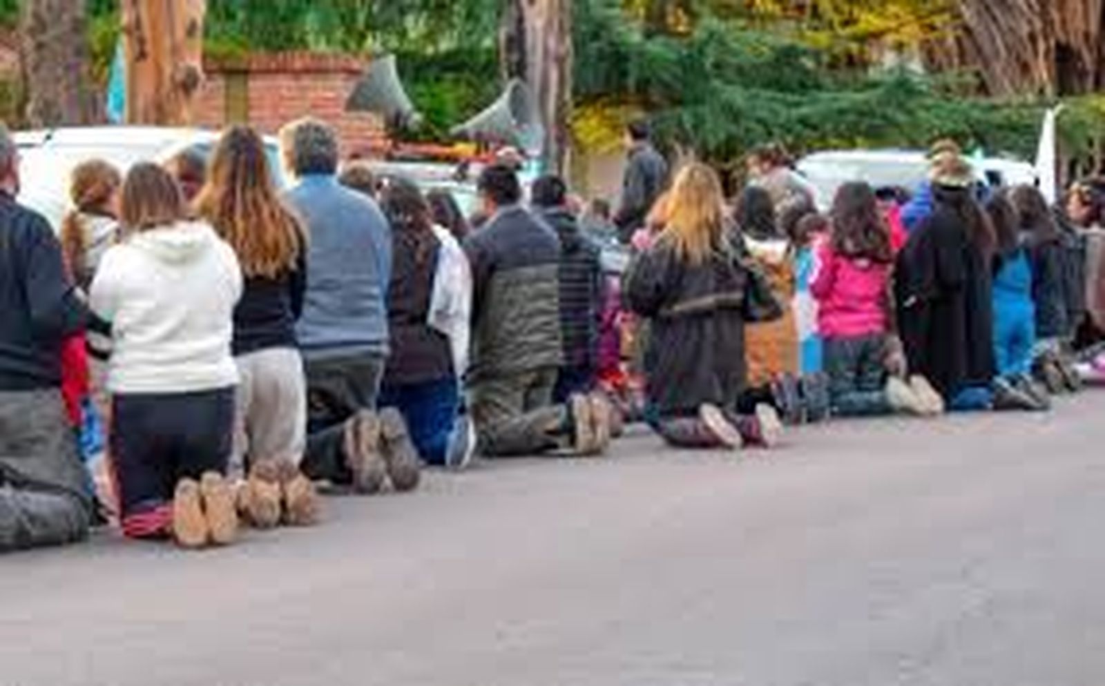 Los fieles rebeldes durante la protesta