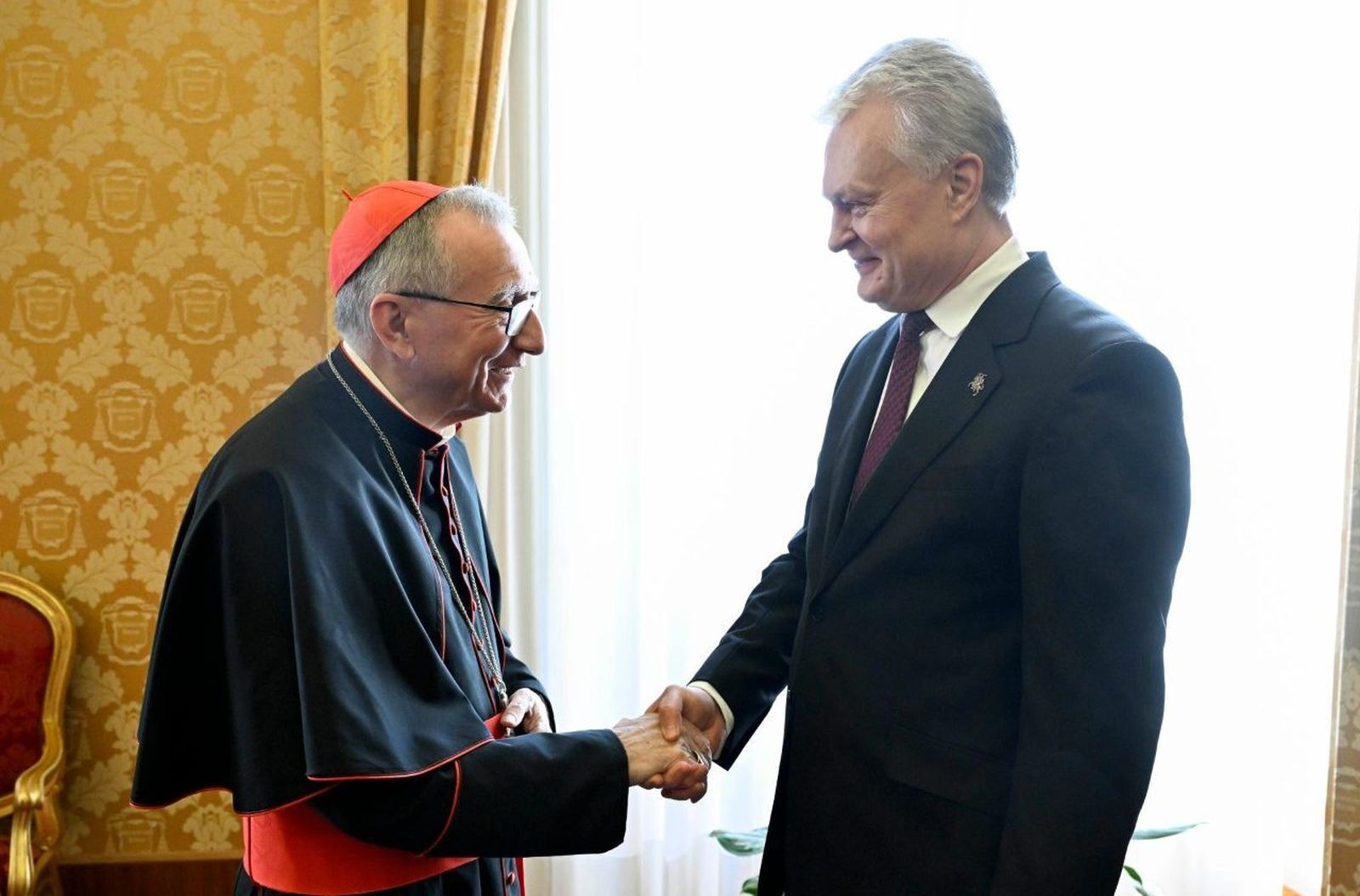 Cardenal Parolin con el presidente de Lituania