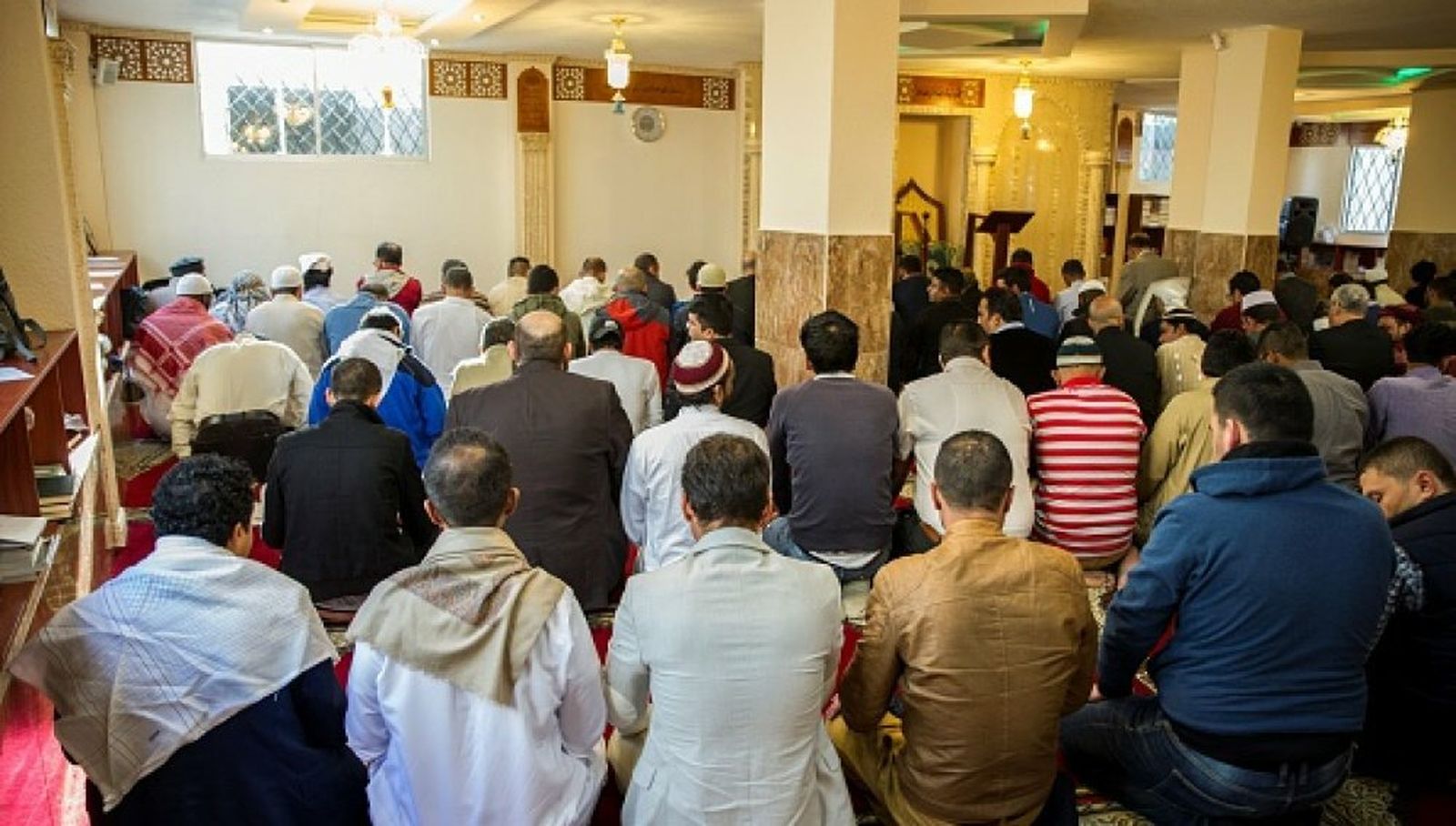 Musulmanes franceses rezando