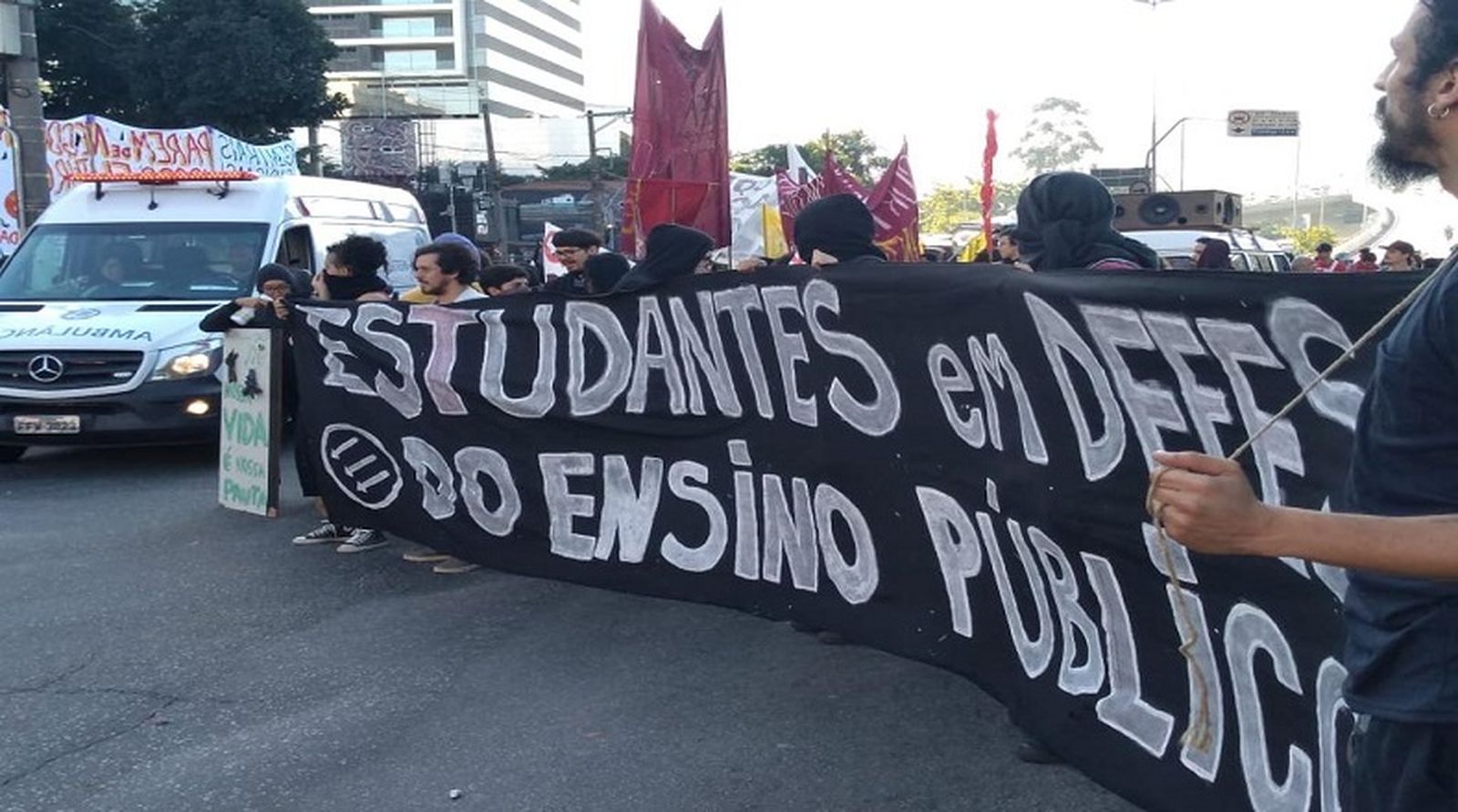 Manifestação em defesa do ensino público