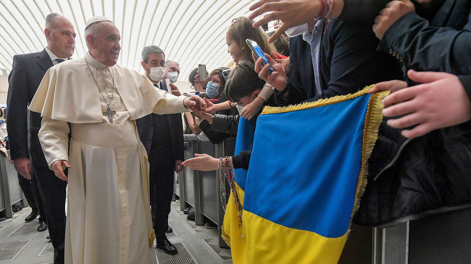 El Papa Francisco, con una bandera de Ucrania