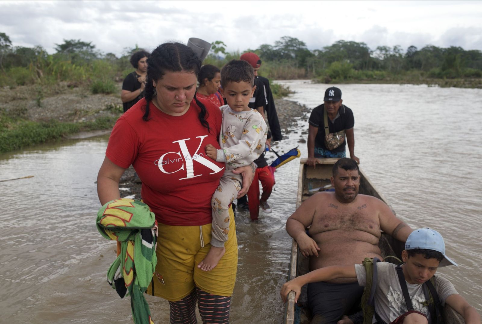 Una mujer migrante, con un menor, en la selva del Darién