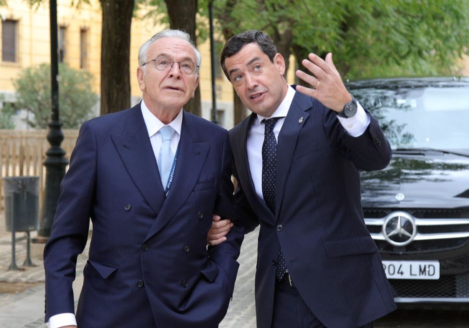 El presidente de la Junta de Andalucía, Juan Manuel Moreno Bonilla, y el presidente de la Fundación ”la Caixa”, Isidro Fainé, en la firma del convenio marco entre ambas instituciones en Granada