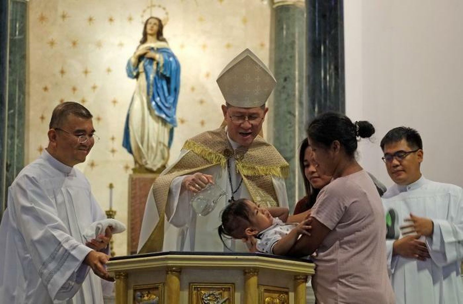 El cardenal Tagle bautiza a 450 menores indigentes