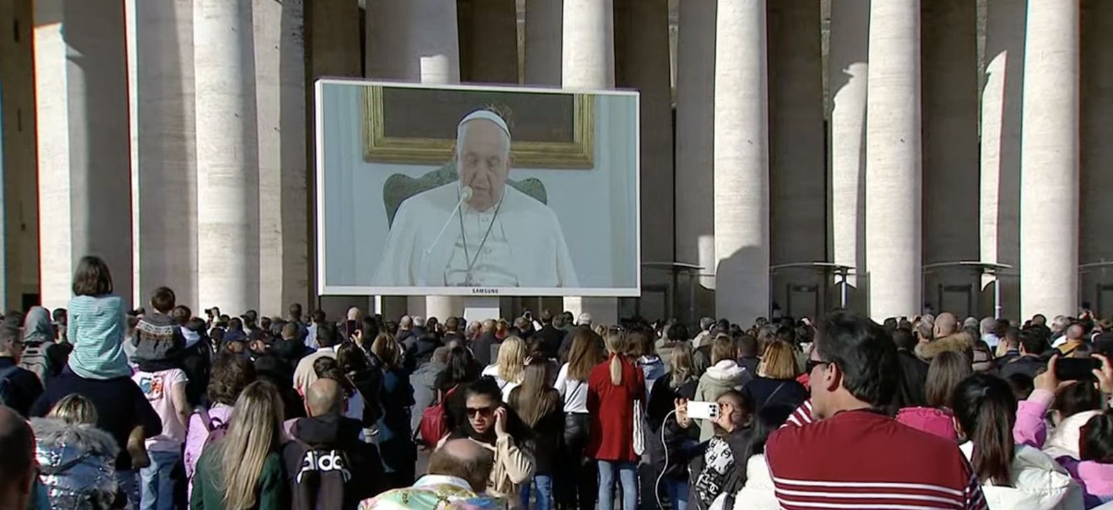 El Papa rezó el Angelus desde el interior