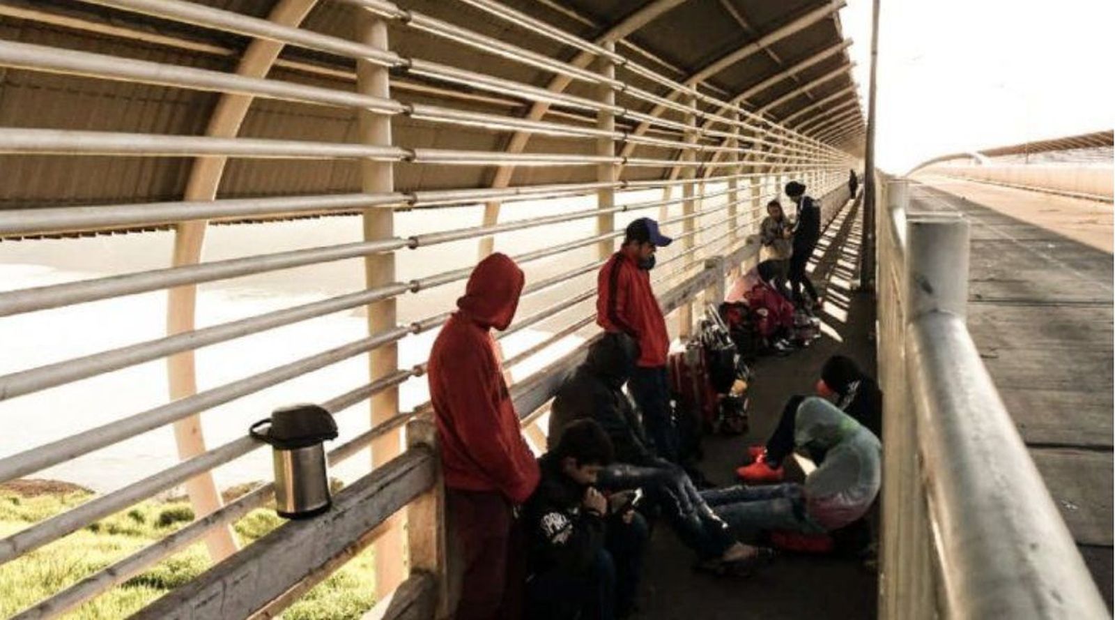 Migrantes paraguayos, varados en el Puente de la Amistad