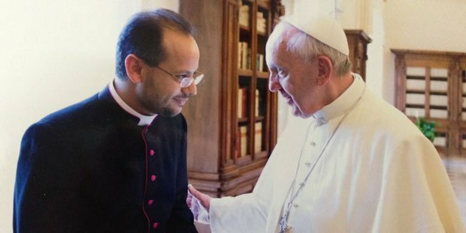 El Papa Francisco y su secretario Yoannis Lahzi Gaid