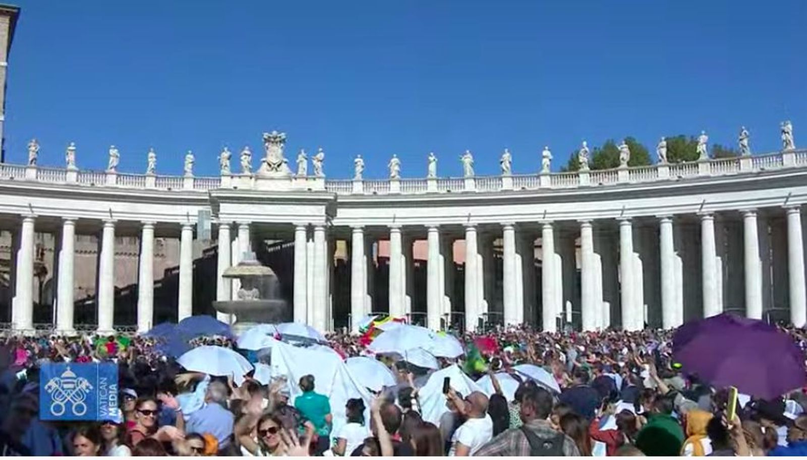 Fieles en el Angelus del Papa