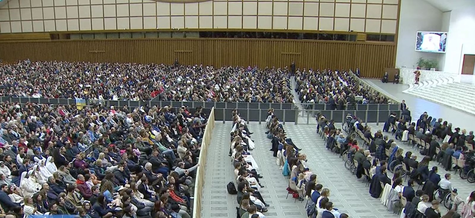 Miles de fieles en el Aula Pablo VI