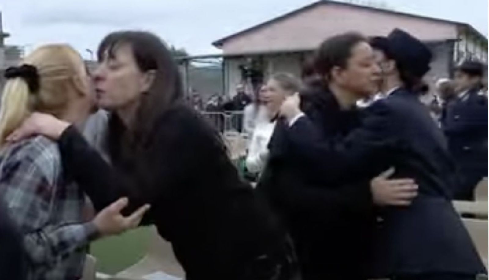 Detenidas y personal penitenciario se dan la paz