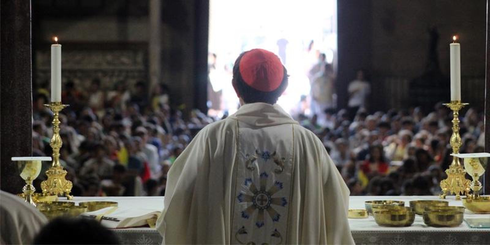 El cardenal Cobo en la misa en San Lorenzo por la joven María Cobo