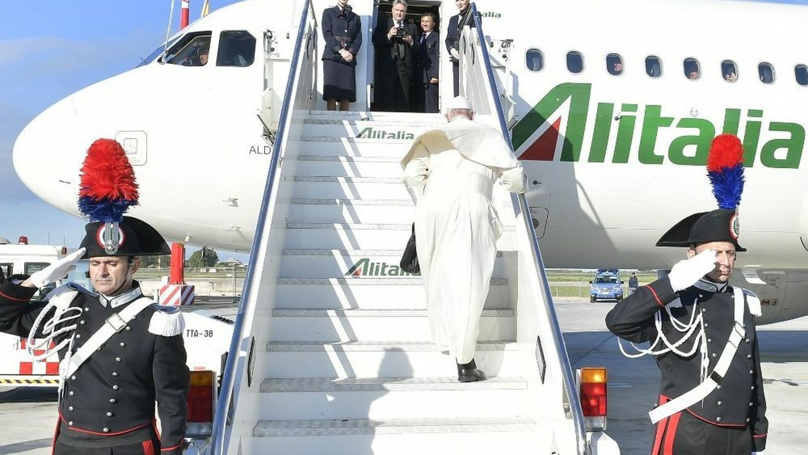 El Papa entra en el avión camino de Rumanía